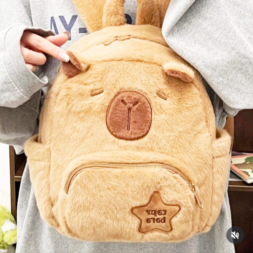 Mochila Peluche Capybara Estrella